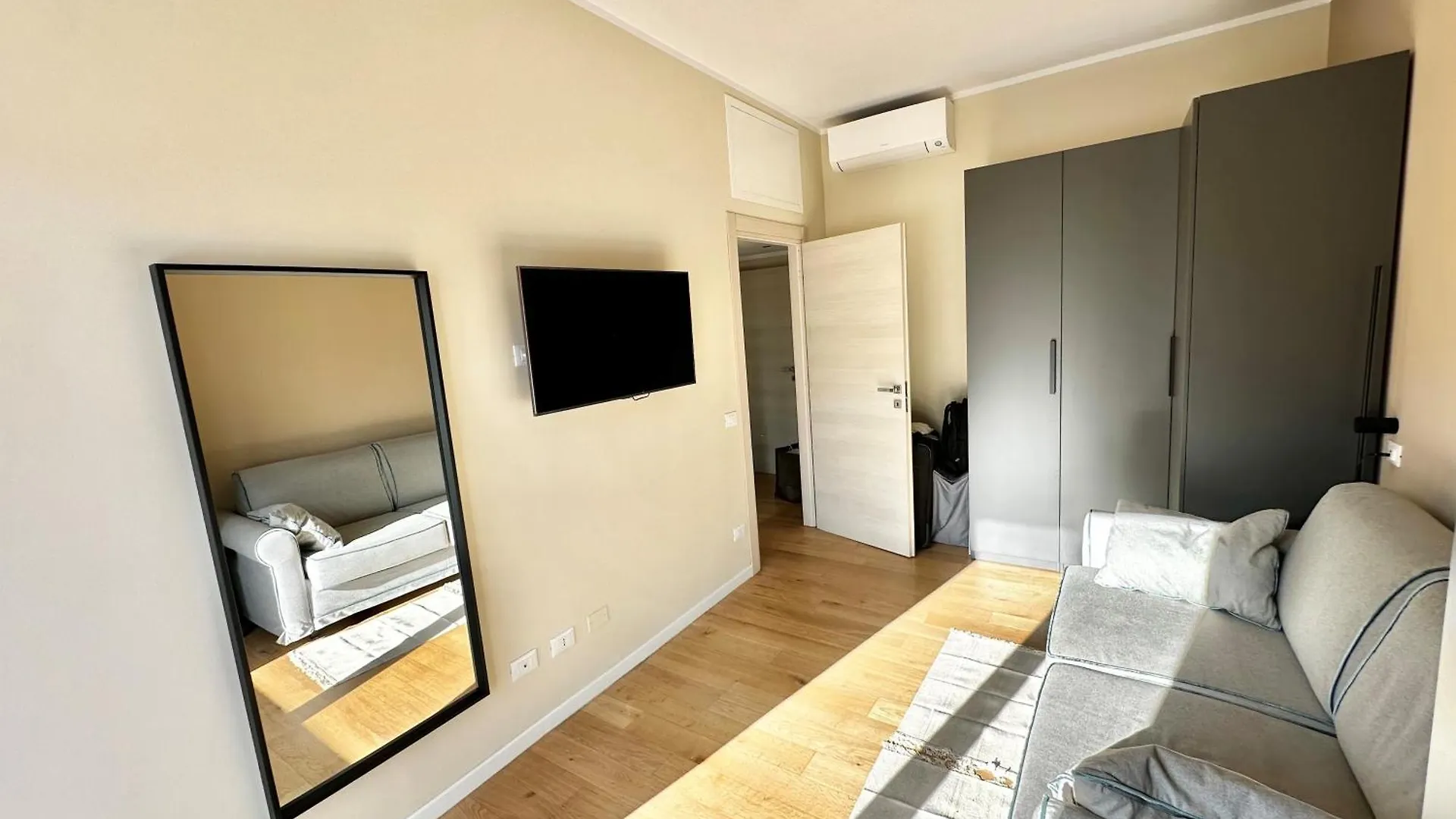 Bright Room روما 0*,