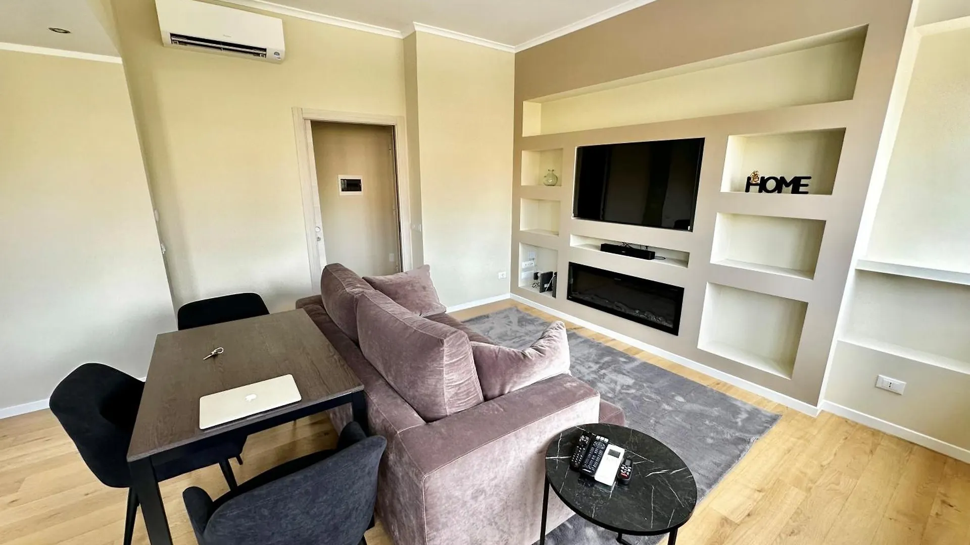 Bright Room روما